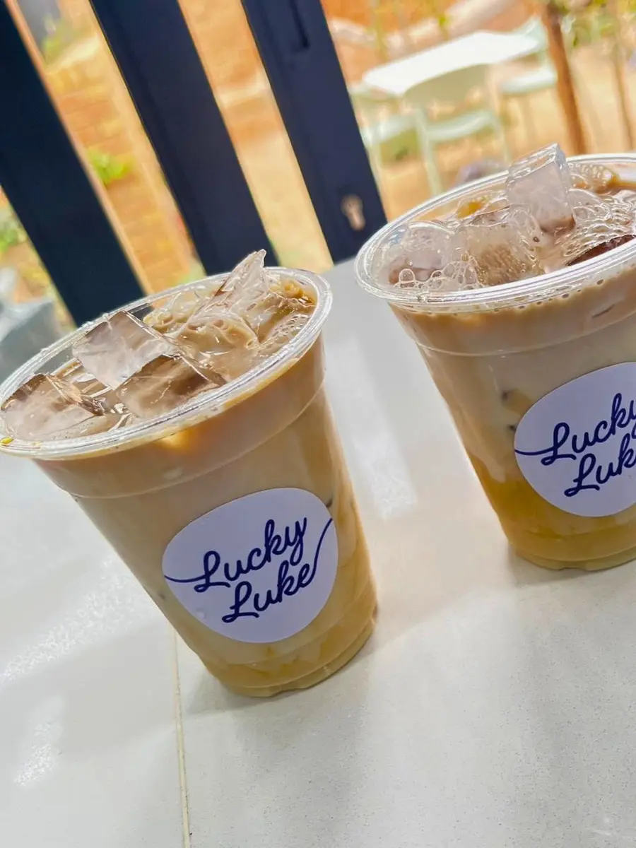 Two iced coffees in Lucky Luke branded cups